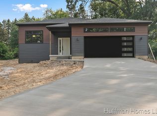 2068 Emerald Lake Dr NE, Grand Rapids, MI 49525