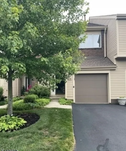 124 Hempstead Ct — Photo 1