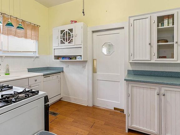 5th image of 1109 Dartmouth St