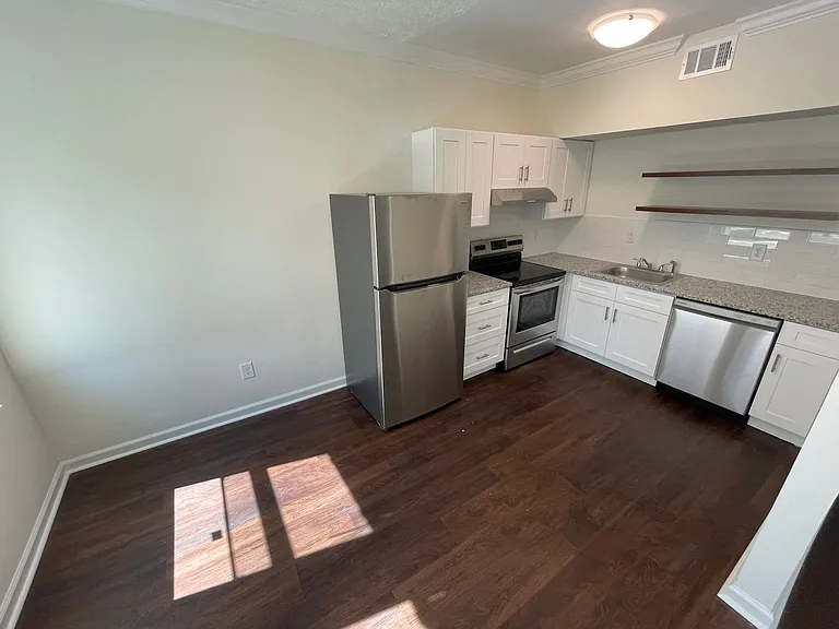 386 Parkway Dr NE — Photo 3