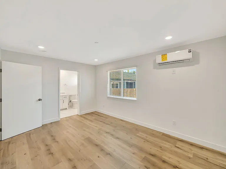 1584 W 37th St — Photo 20