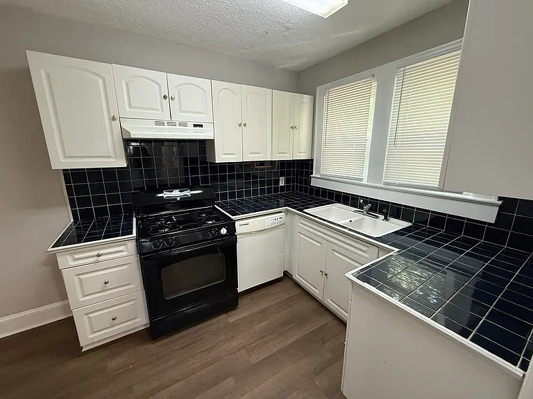 56 Hillcrest Ave SE #3 — Photo 6