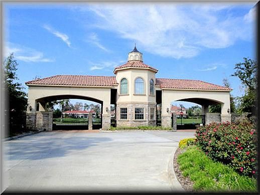 3rd image of 15807 Martha Springs Ct