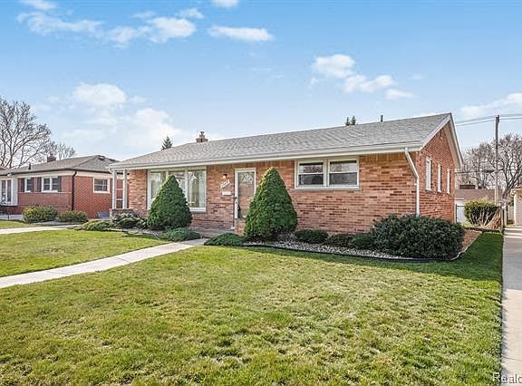 4th image of 35457 Hathaway St
