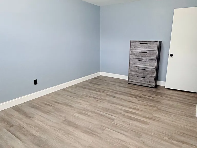 111 Hunter Dr — Photo 13