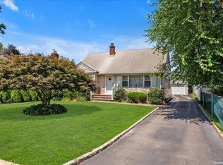 8 Cleveland Pl, Glen Cove, NY 11542