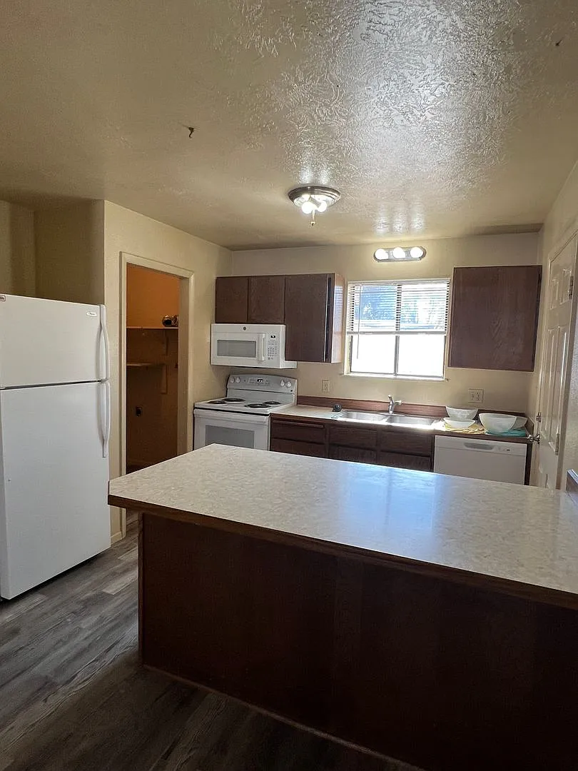 NEW-C 323/331 — Photo 2