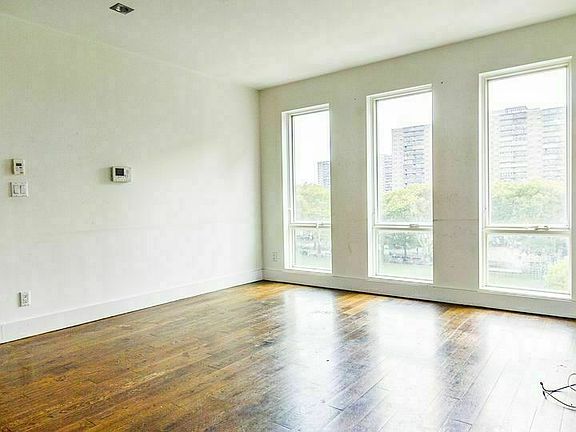 2nd image of 49 Montrose Ave #3E