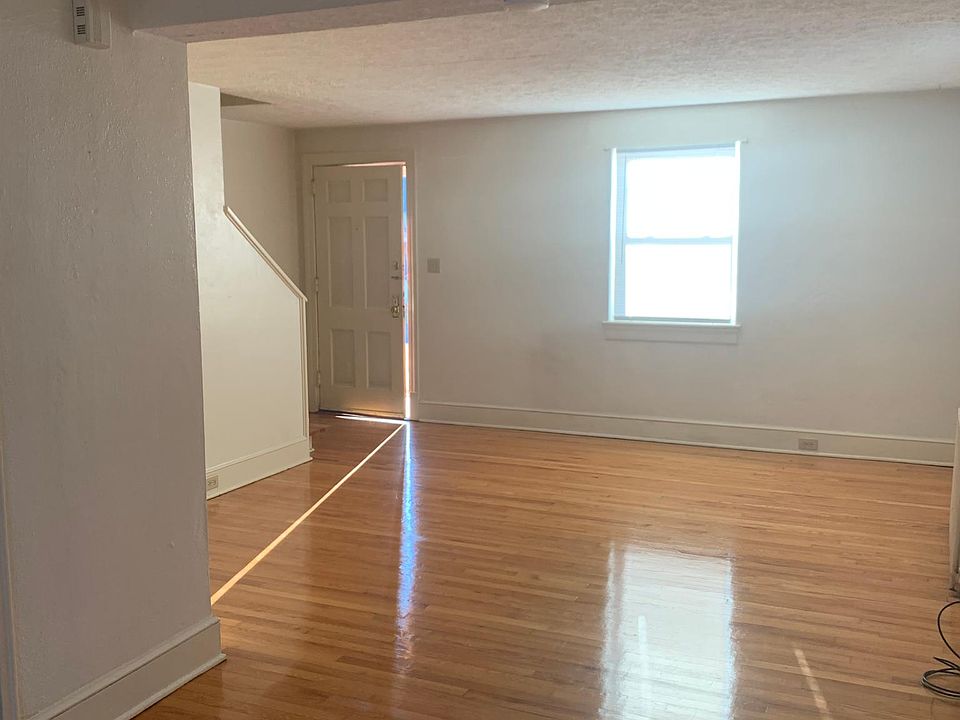 1st image of 136 Robertson Ave #136