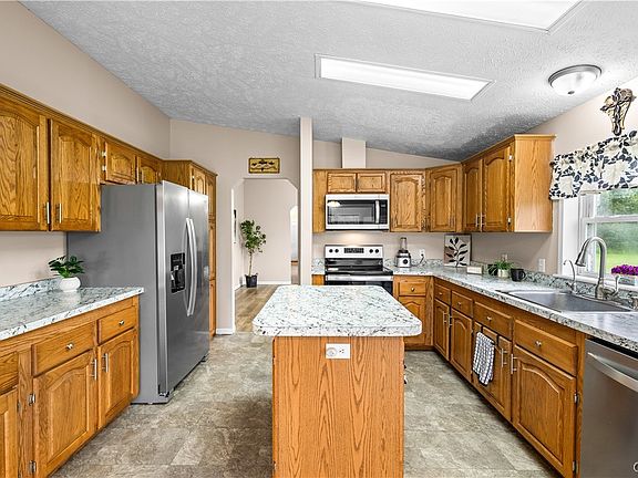 3rd image of 4221 Bennett Rd
