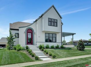 6821 NW 6th St, Lincoln, NE 68521