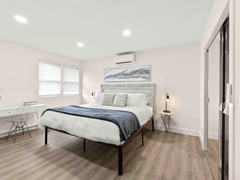 615 Clover Dr — Photo 4