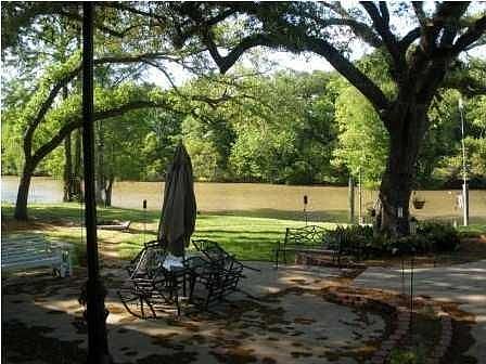 4th image of 210 Edgewater Dr