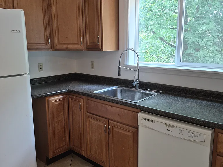 49 Maple Ave — Photo 4