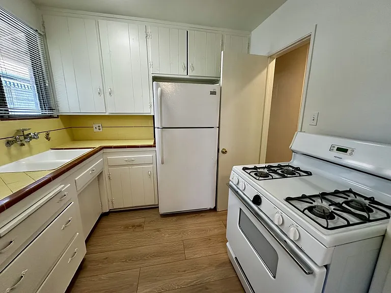 340 N Isabel St — Photo 12