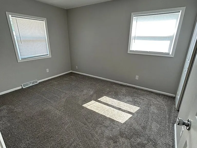 4377 Oxford Dr — Photo 8