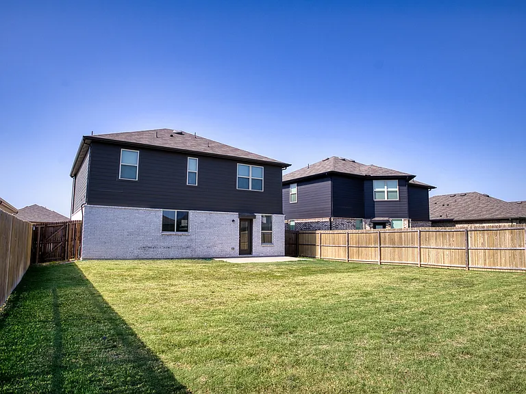 944 Ravenwood Ln — Photo 48