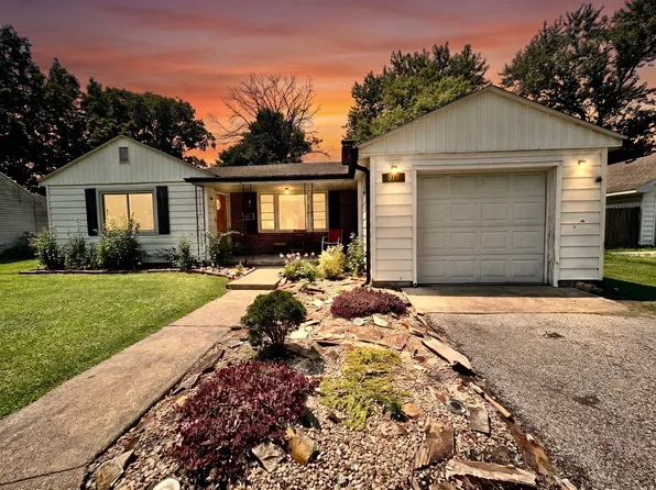 917 N State St, Flora, IL 62839