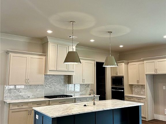 3rd image of 465 Windsor Dr