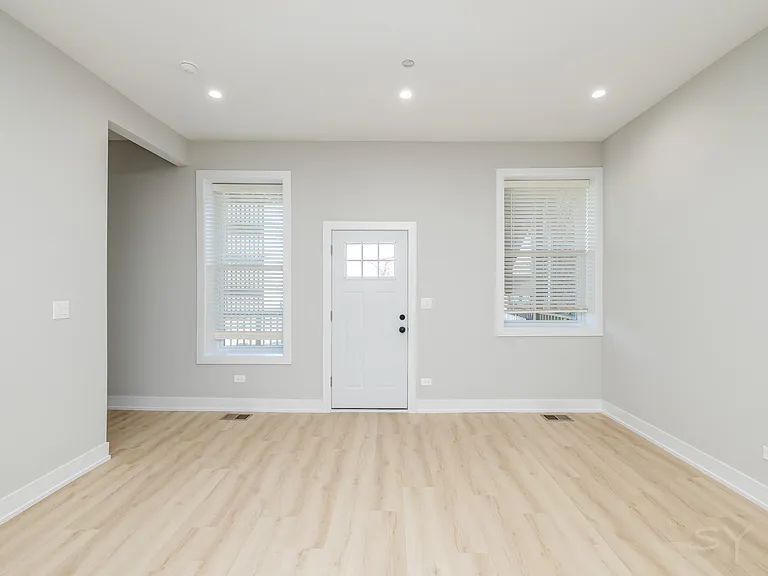 4543 S Saint Lawrence Ave #3R — Photo 6