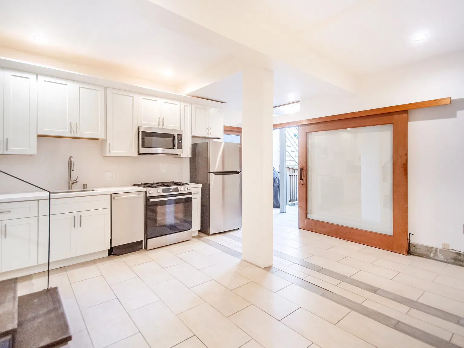 1 bed, 1.0 bath, 550 sqft, $3,995 — Photo 3