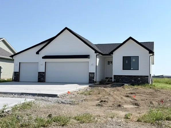 928 Lavender Ln, Pella, IA 50219