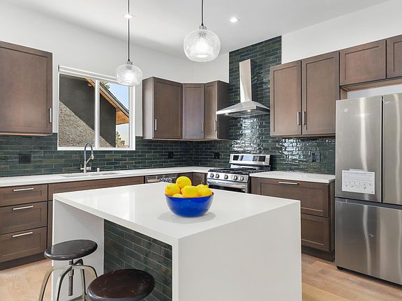 3rd image of 525 N Commonwealth Ave