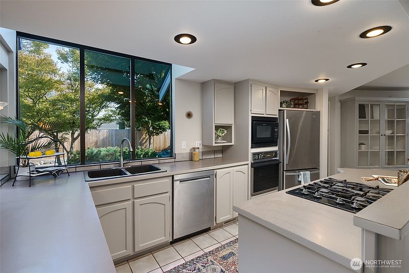 4th image of 627 N Waugh Road