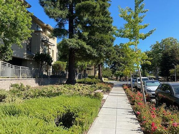 2nd image of 1101 E Meadow Dr