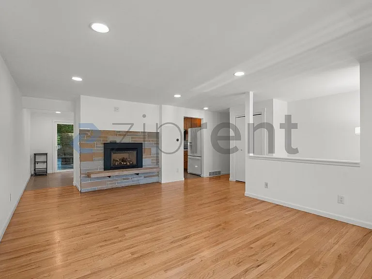 2915 Harris Pl S — Photo 6