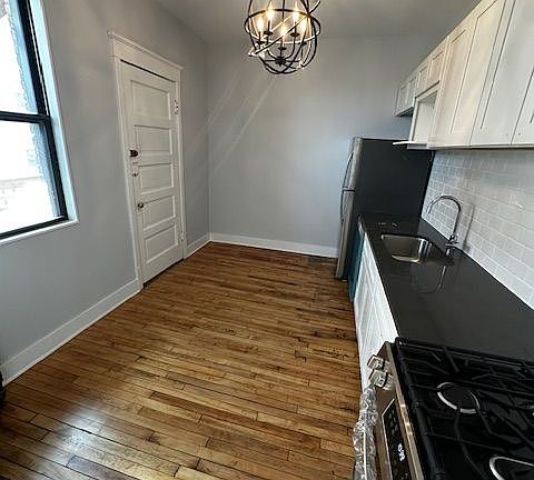 4th image of 905 W Franklin Ave #11