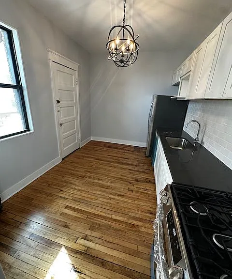 West Franklin Avenue Apartments — Photo 5