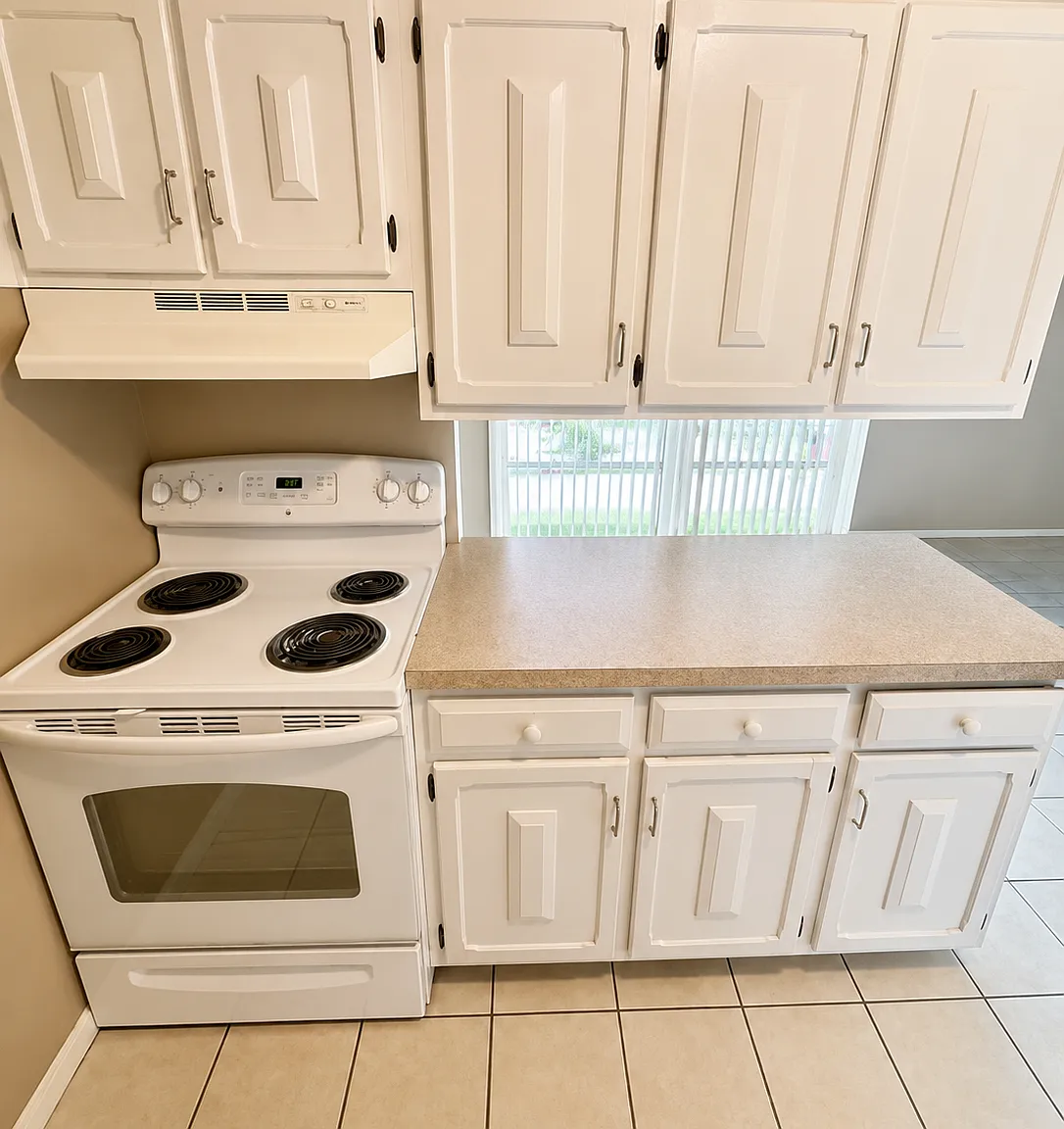 2 bed, 1.5 bath, 1000 sqft, $1,049 — Photo 3