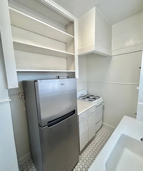2004 C St #4 — Photo 5
