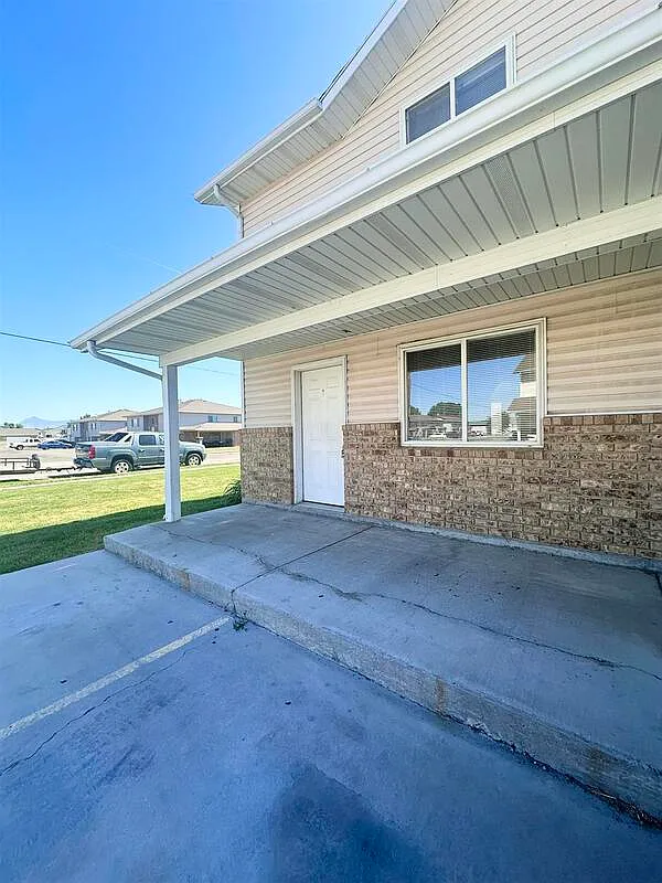 3 bed, 1.5 bath, 1400 sqft, $1,200 — Photo 1