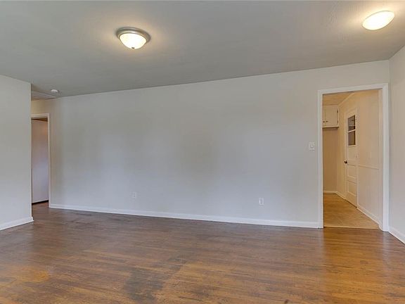 5th image of 723 Dresden Dr