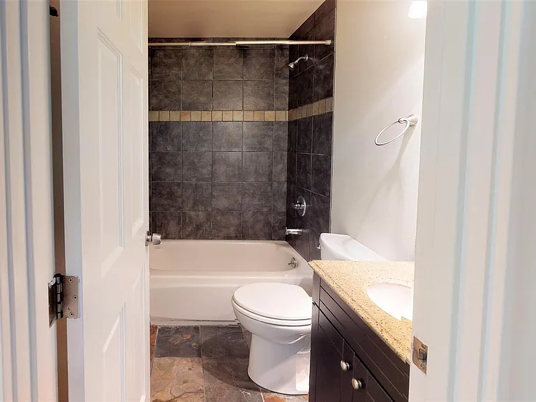 1446 E Roy St — Photo 16