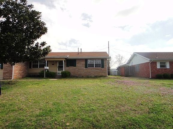 2nd image of 1946 Oakridge Dr