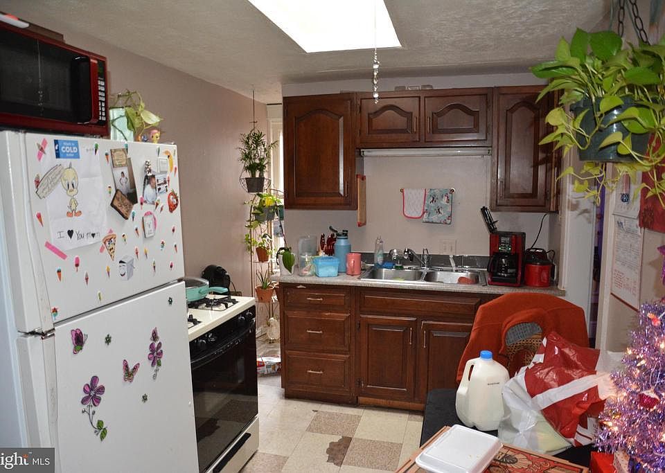 2nd image of 566 Manor St