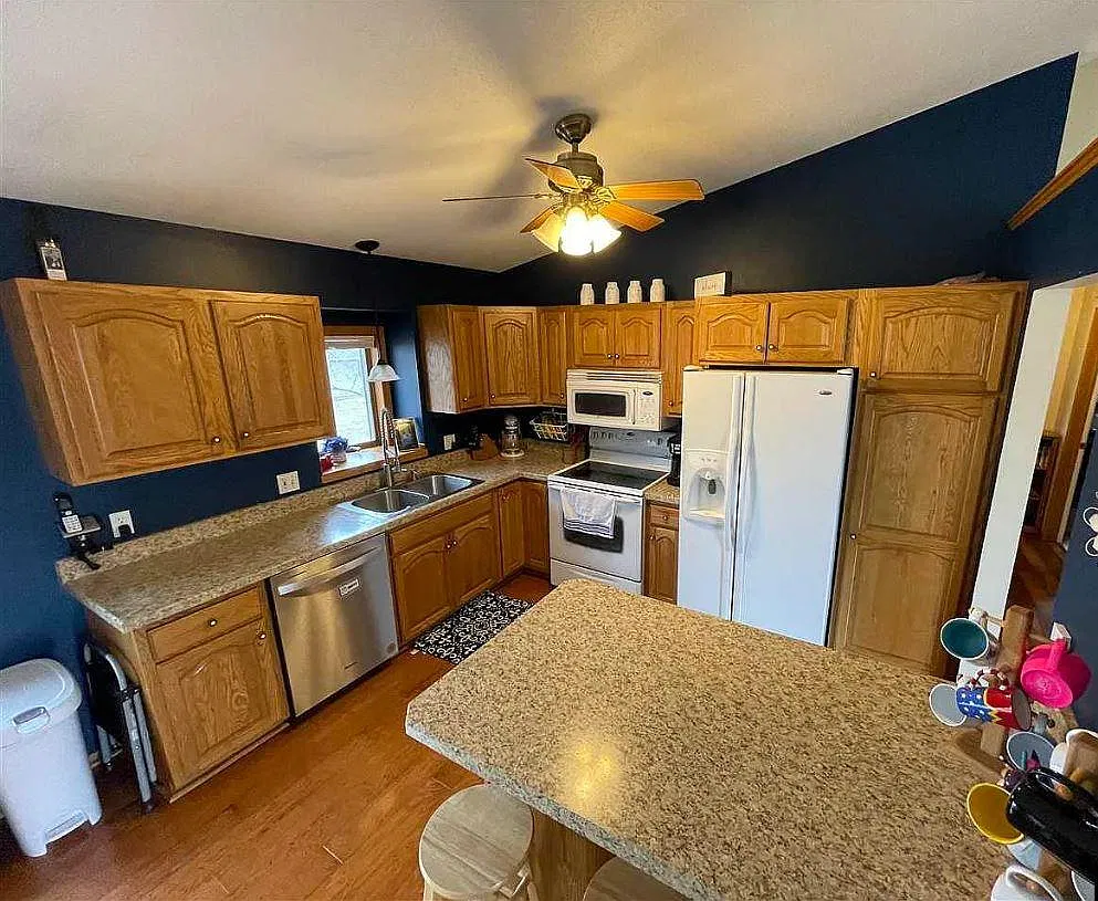 3 bed, 2144 sqft, $2,000 — Photo 2