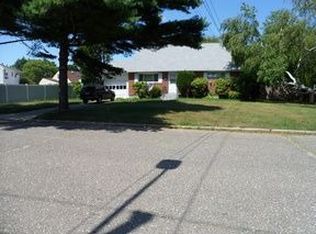 164 Lincoln Dr, Oakdale, NY 11769