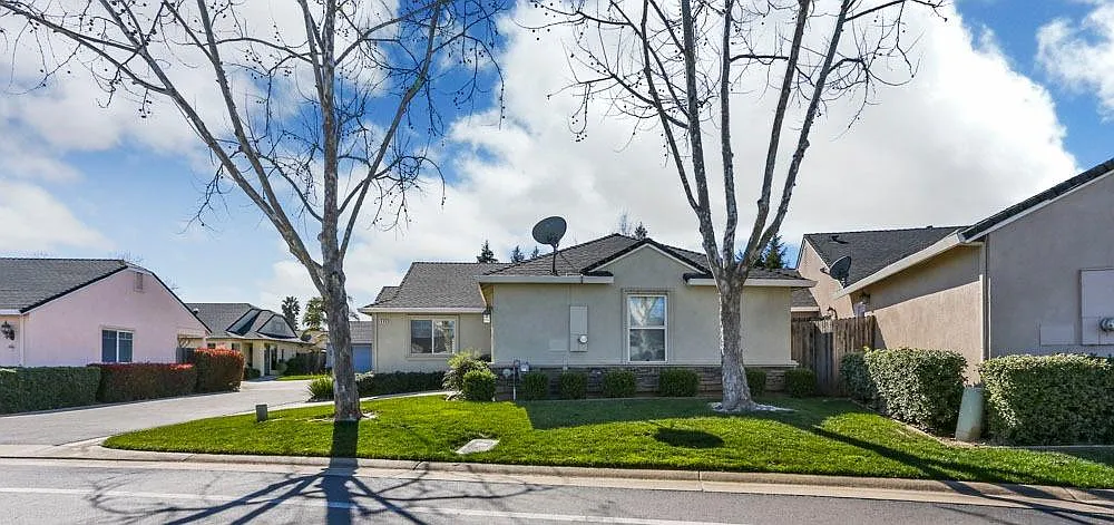 600 Village Dr photo 1