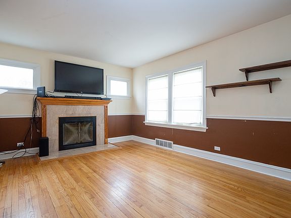 4th image of 9452 Greenwood Dr