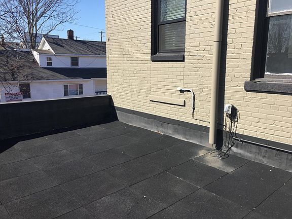 5th image of 940 E Fulton St