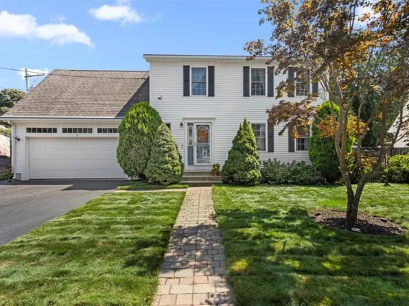 8 McKay Ct, Warwick, RI 02889