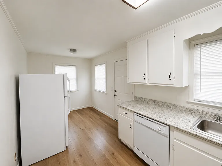 2209 W Driftwood Ave — Photo 2