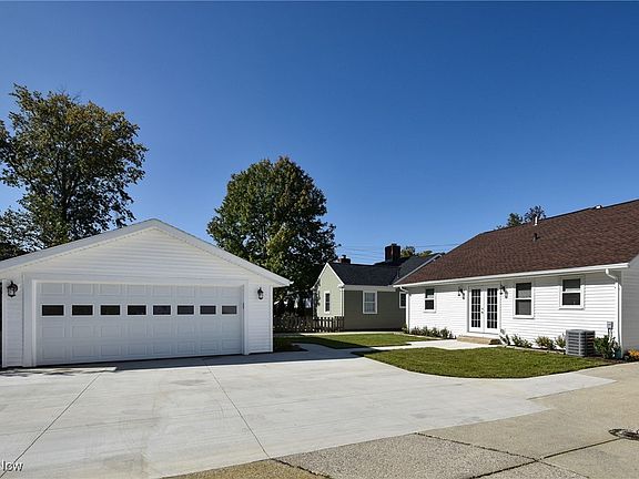 5th image of 19133 E Shoreland Ave