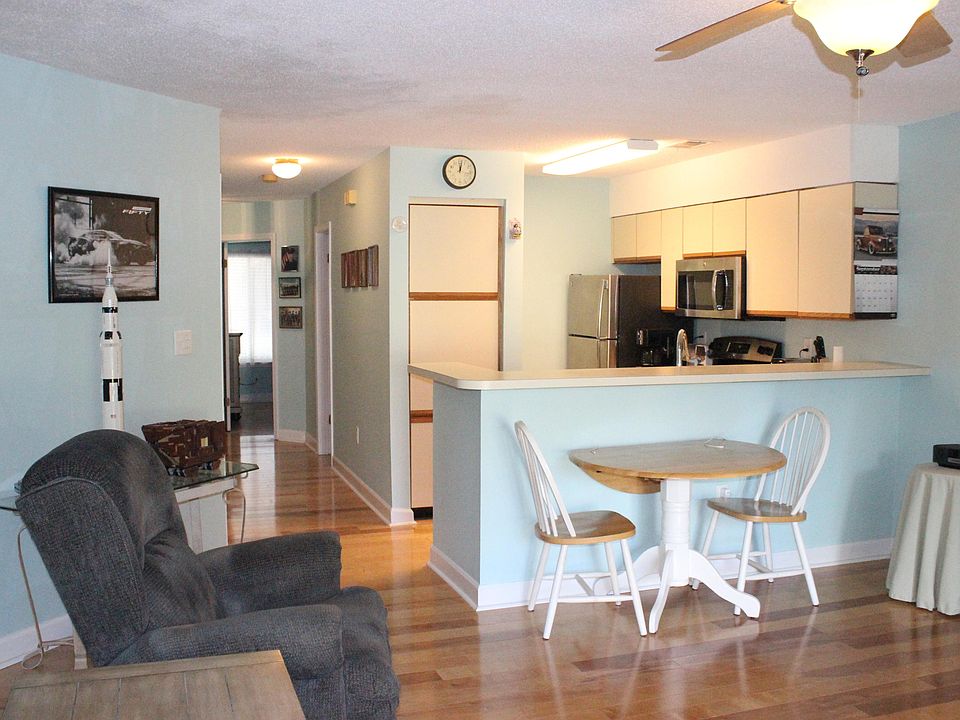 1st image of 305 Westlake Ct #305