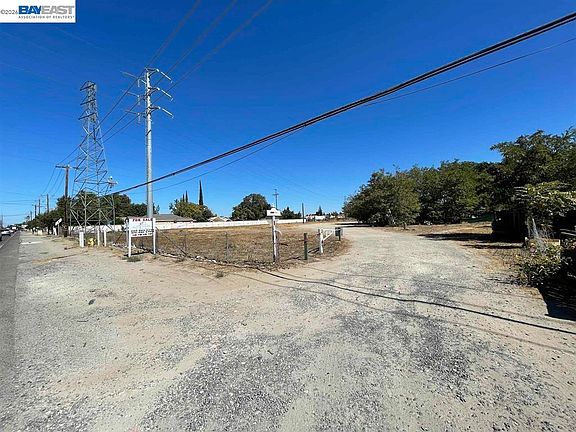 4th image of 580 S Airport Way
