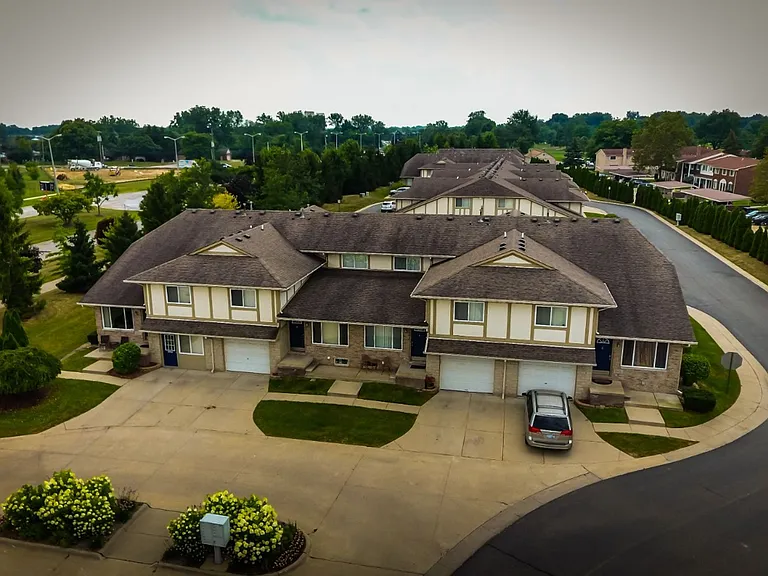 2 Bed / 2 Bath Sterling Heights Townhome - Awesome Home, even Better Location — Photo 6